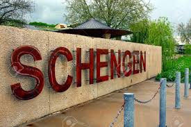 Xin visa Schengen có bảo lãnh được miễn giấy tờ không?
